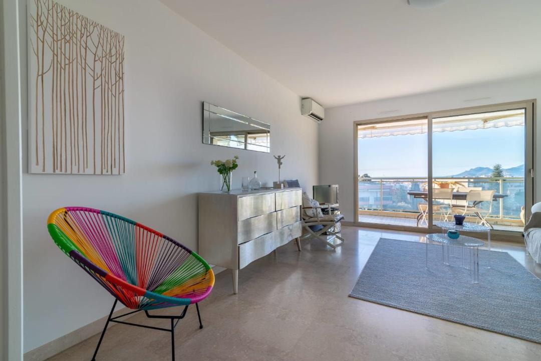 Photo of Livingroom in California - Pezou