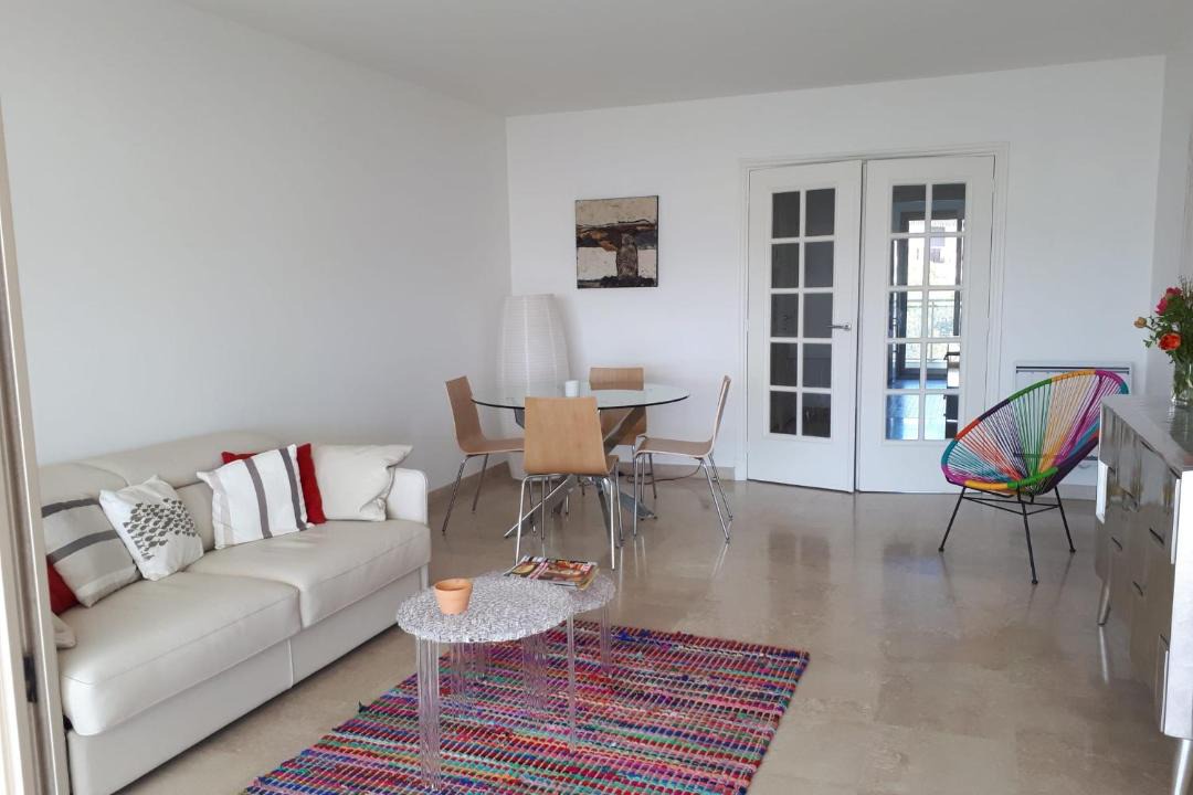 Photo of Livingroom in California - Pezou