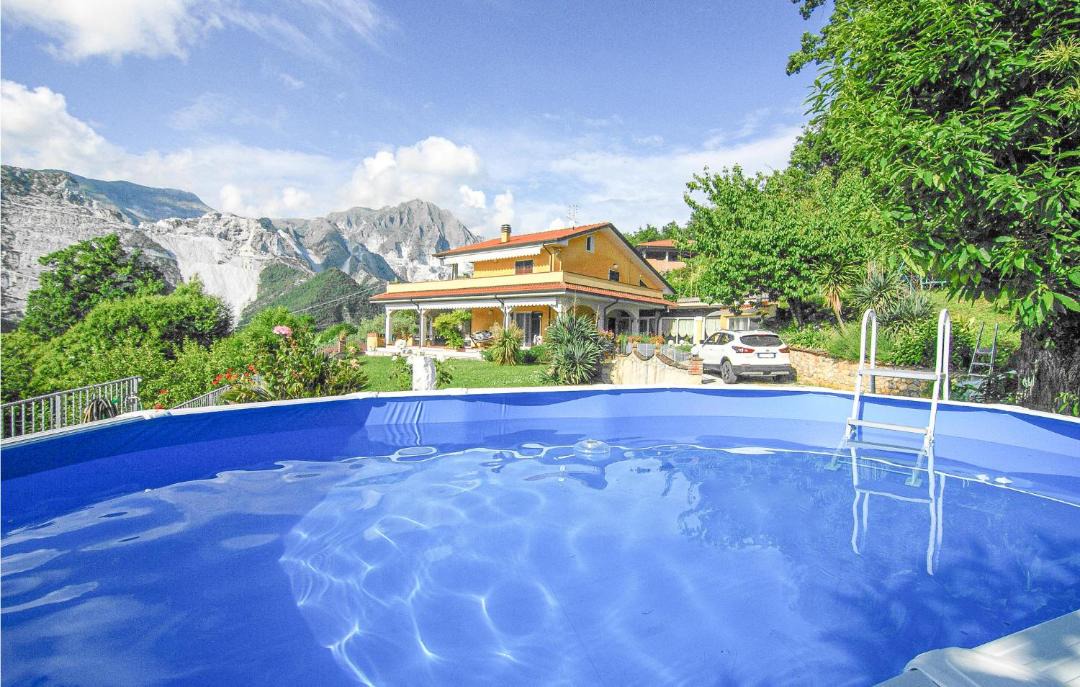 Photo of Others in Carrara