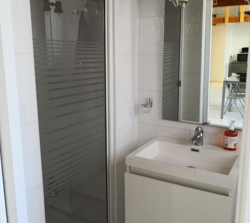 Photo of Bathroom in California - Pezou