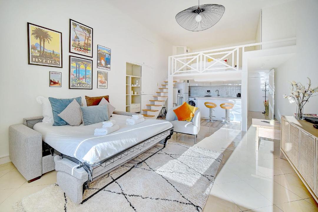 Photo of Livingroom in California - Pezou