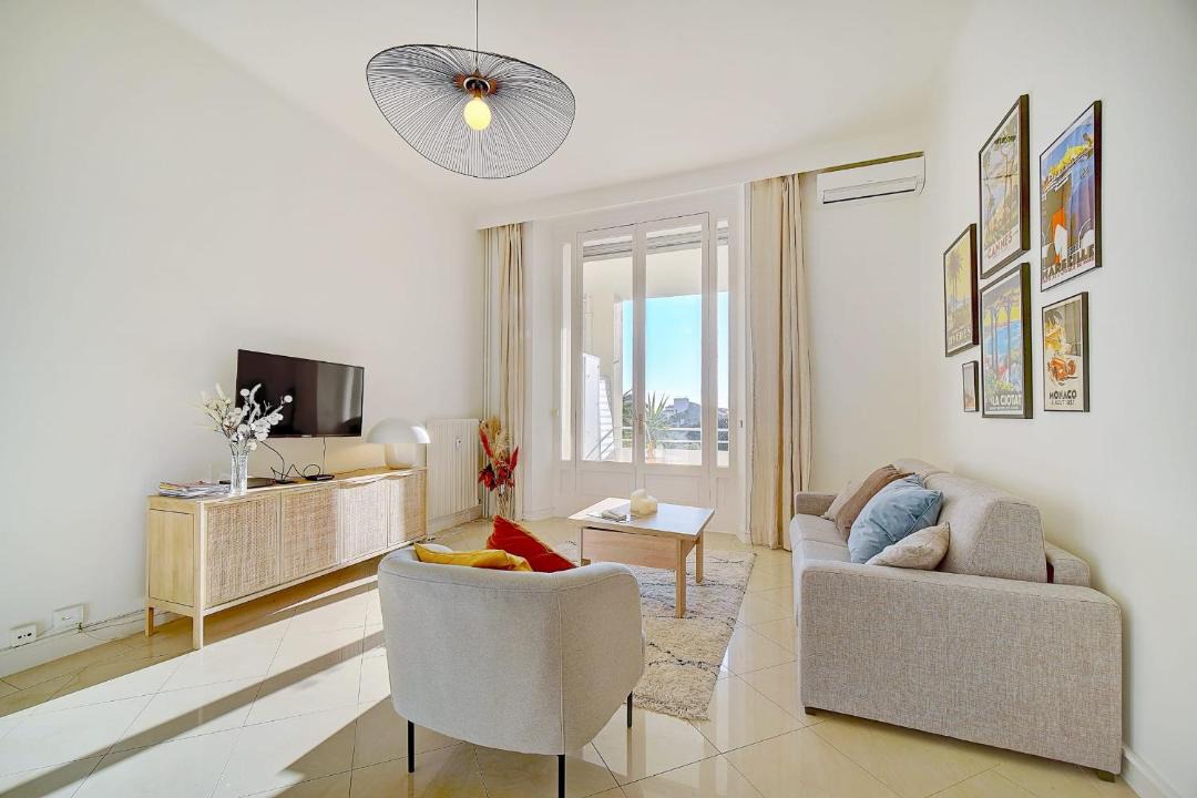 Photo of Livingroom in California - Pezou
