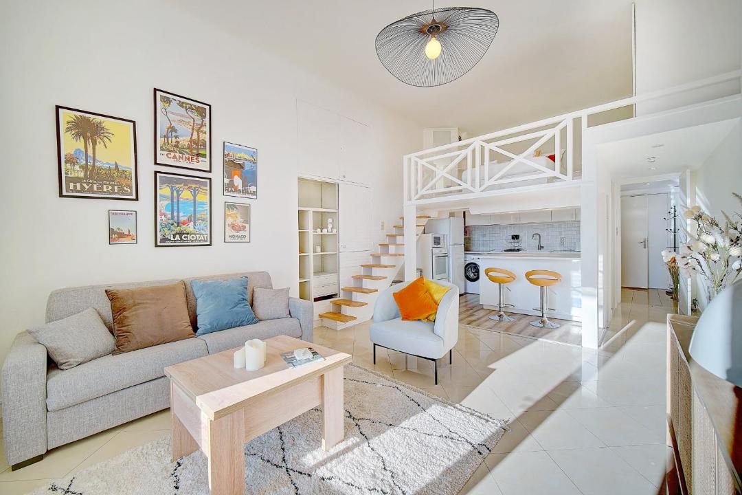 Photo of Livingroom in California - Pezou