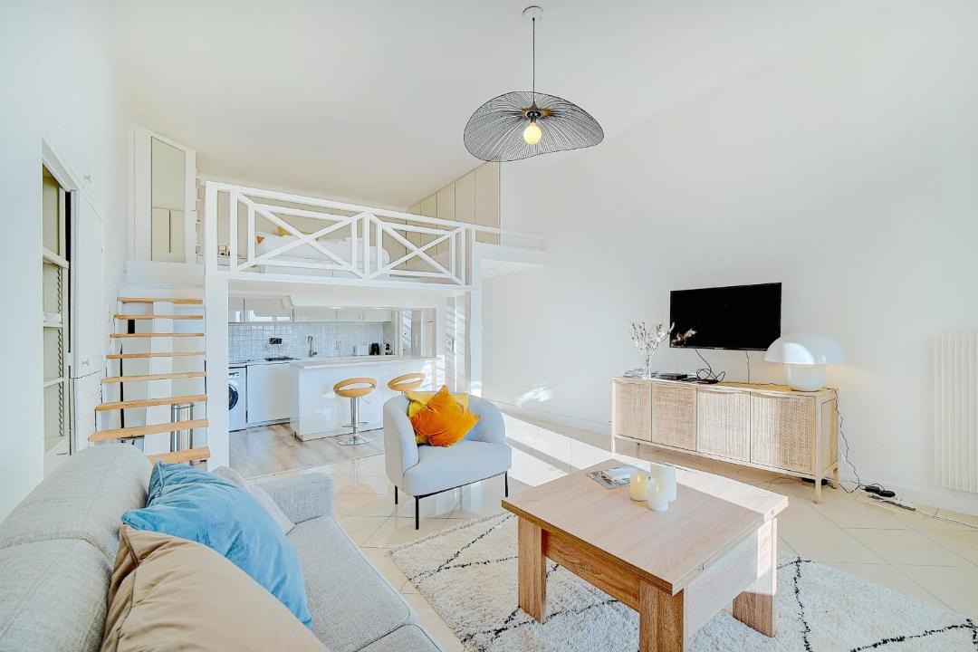 Photo of Livingroom in California - Pezou