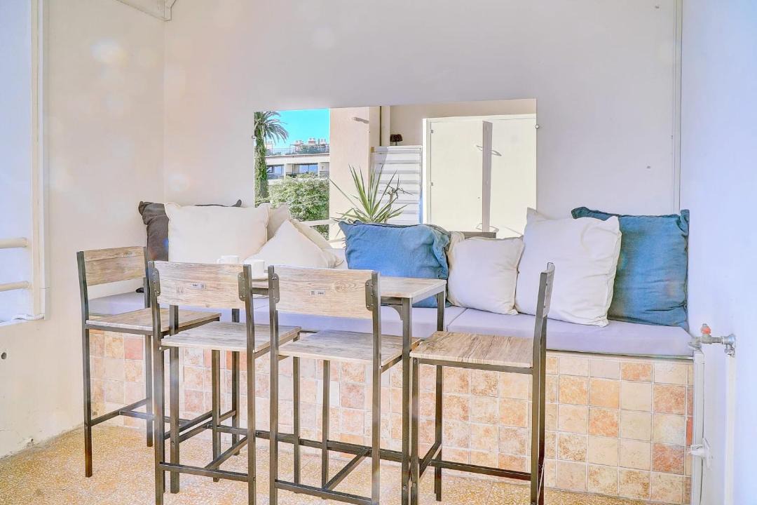 Photo of Livingroom in California - Pezou