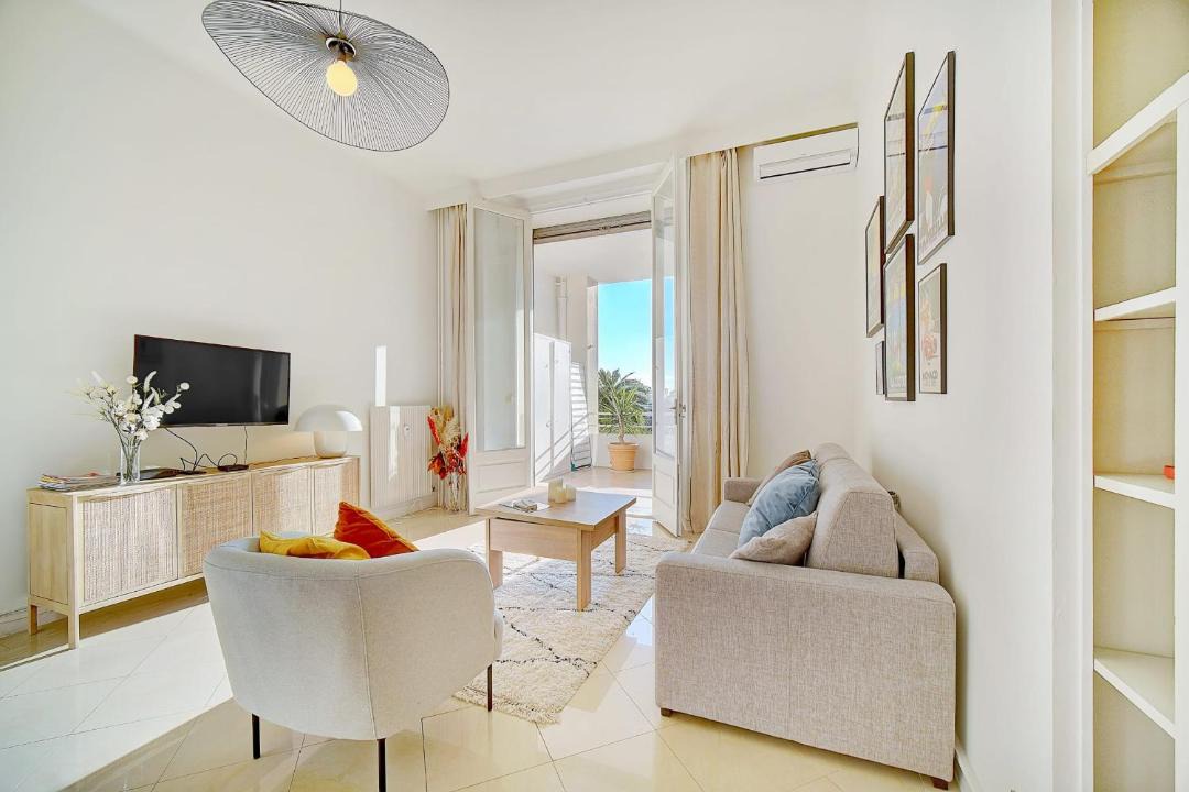Photo of Livingroom in California - Pezou