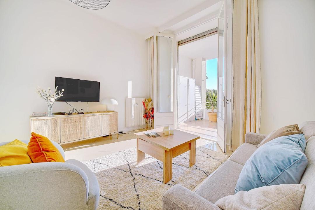 Photo of Livingroom in California - Pezou