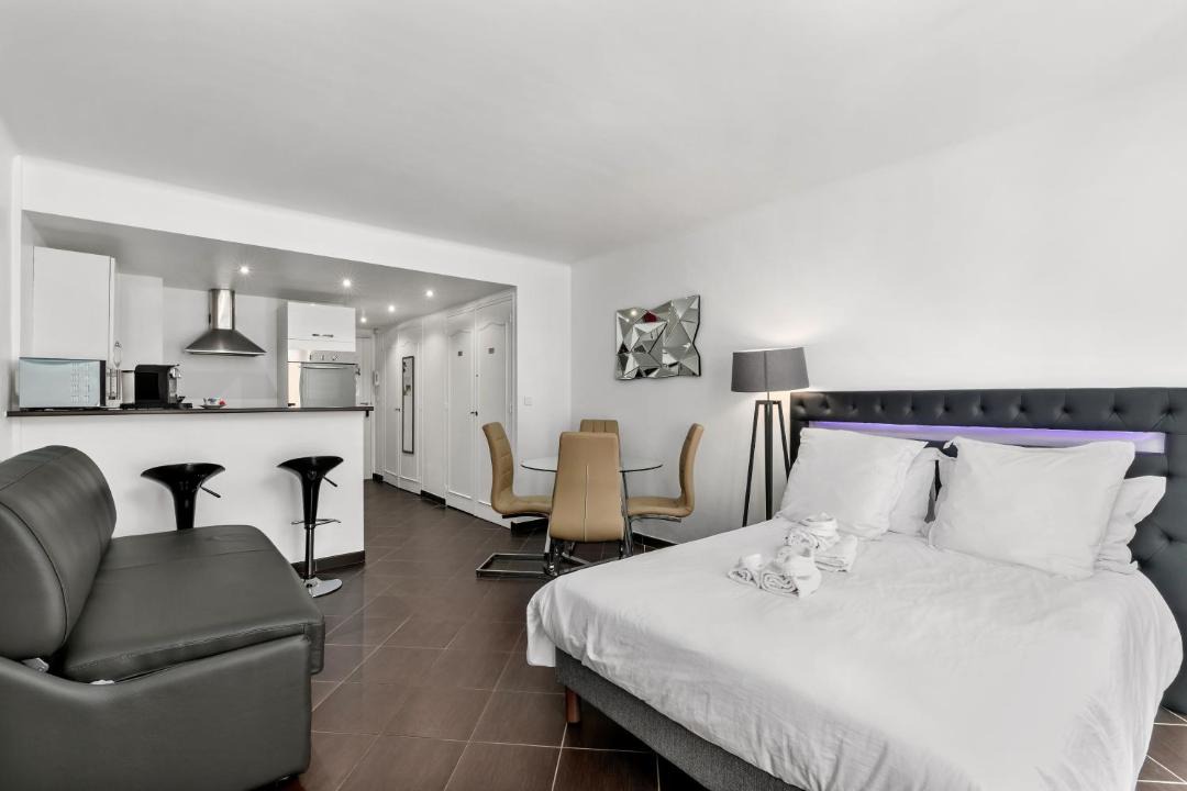 Photo of Bedroom in Cannes City Centre