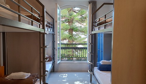 Private Room with 6 Beds, shared bathroom