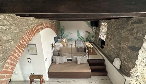 Sesagra Family Room with Private Garden and Hot Tub