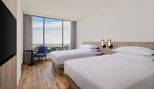 Deluxe Room, 2 Twin Beds, Smoking, City View