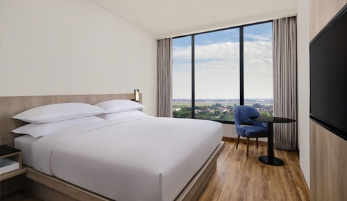 Deluxe Room, 1 King Bed, City View