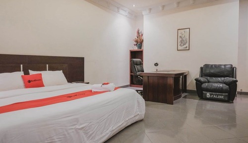 Suite (RedDoorz)