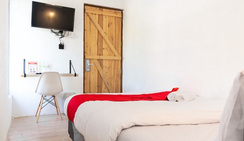 Double Room (RedDoorz)