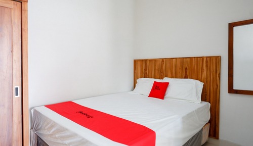Double Room (RedDoorz)