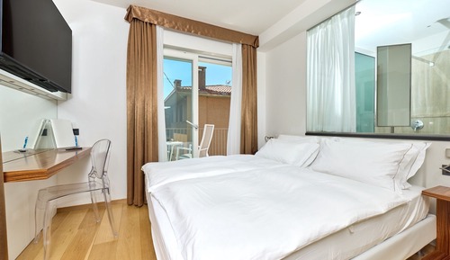 Superior Double or Twin Room, Balcony, Partial Lake View