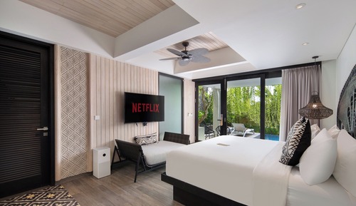 Suite, Pool View