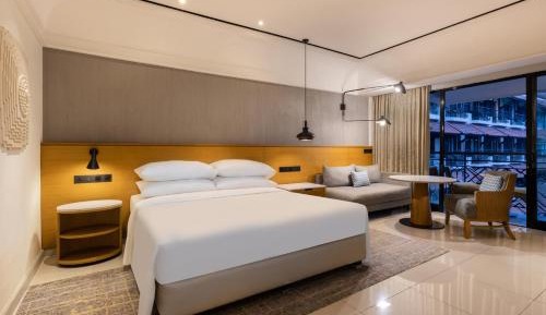 Grand Deluxe King (balcony & Club Lounge Access)