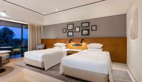 Grand Deluxe Twin (balcony & Club Lounge Access)