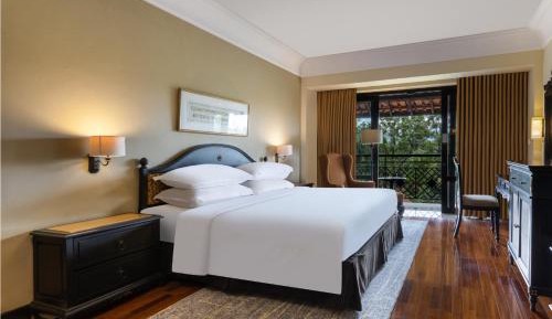 Executive Suite (King, Club Lounge Access, Balcony)