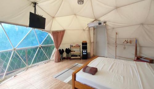 Deluxe Room (2 Adults + 1 Child)