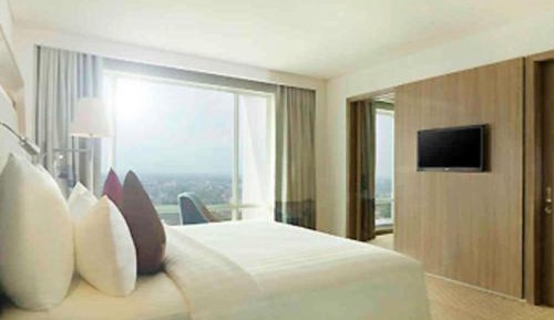 Executive Suite with Free Access to Club Lounge