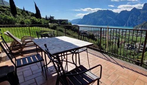 One-Bedroom Apartment with Lake View