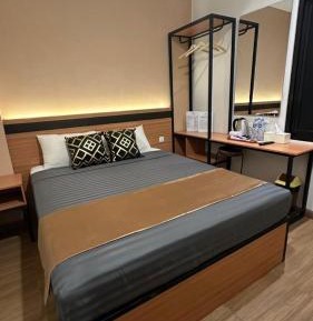 Deluxe Queen Room