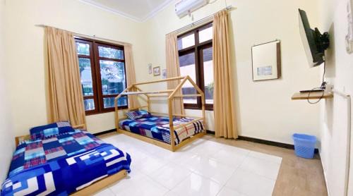 Twin Room with Shared Bathroom
