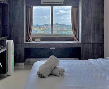 One-Bedroom Apartment with City View