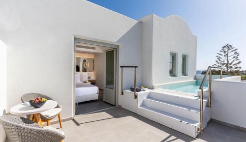 Suite With Balcony and Outdoor Refreshing Whirlpool