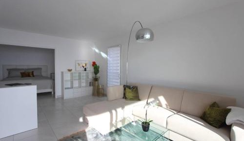 Apartment with Pool View 