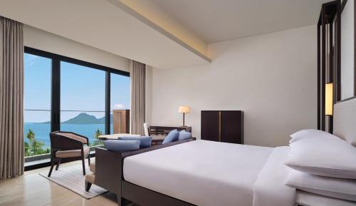 Premium King Room with Tub and Ocean View 
