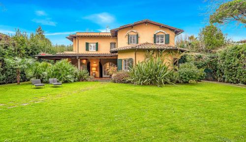 Villa with Garden View