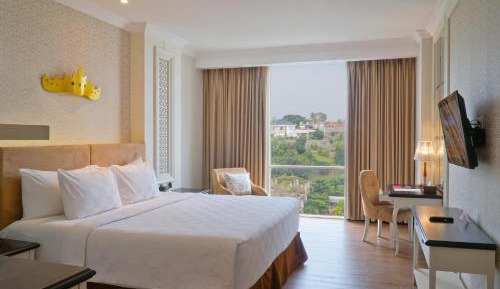 Deluxe King Room with Garden View