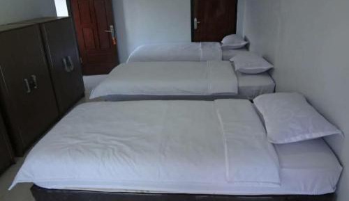 Basic Triple Room with Shared Bathroom